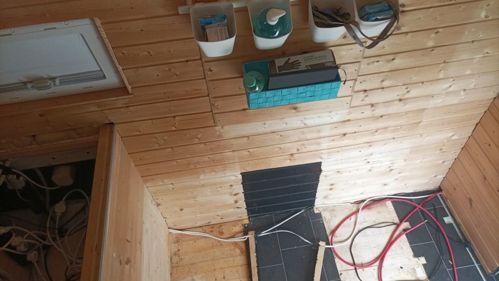 Kabel vom Holz fast befreit